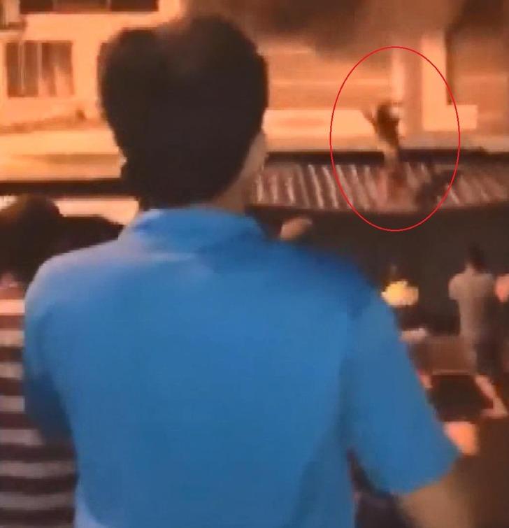 Yanan mağazada can pazarı! Kurtulmak için aşağı atladılar G1