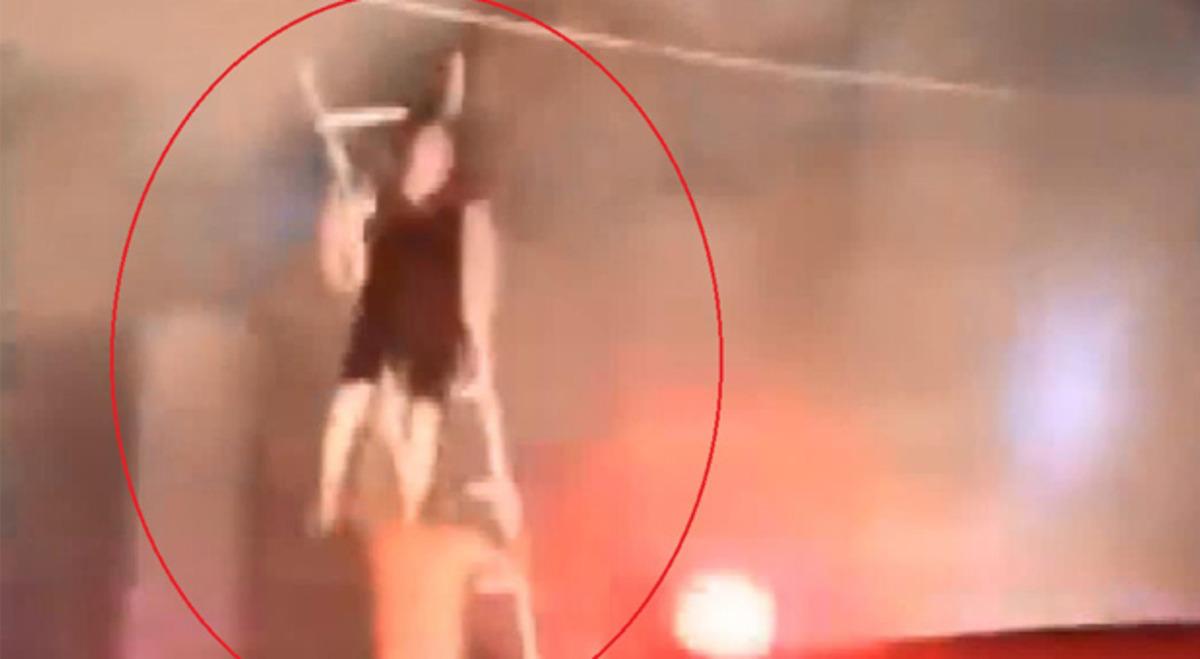 Yanan mağazada can pazarı! Kurtulmak i&ccedil;in aşağı atladılar