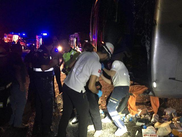 Antalya'da tur otobüsü devrildi: 1 ölü, 29 yaralı (2)- Yeniden