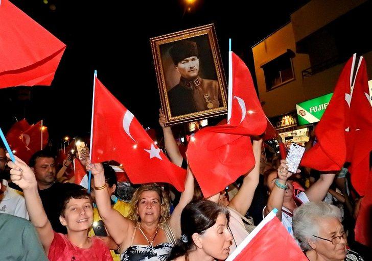 Çeşme’de Fener Alayında Meşaleler Yerine Cep Telefonu Işıkları Yandı G1