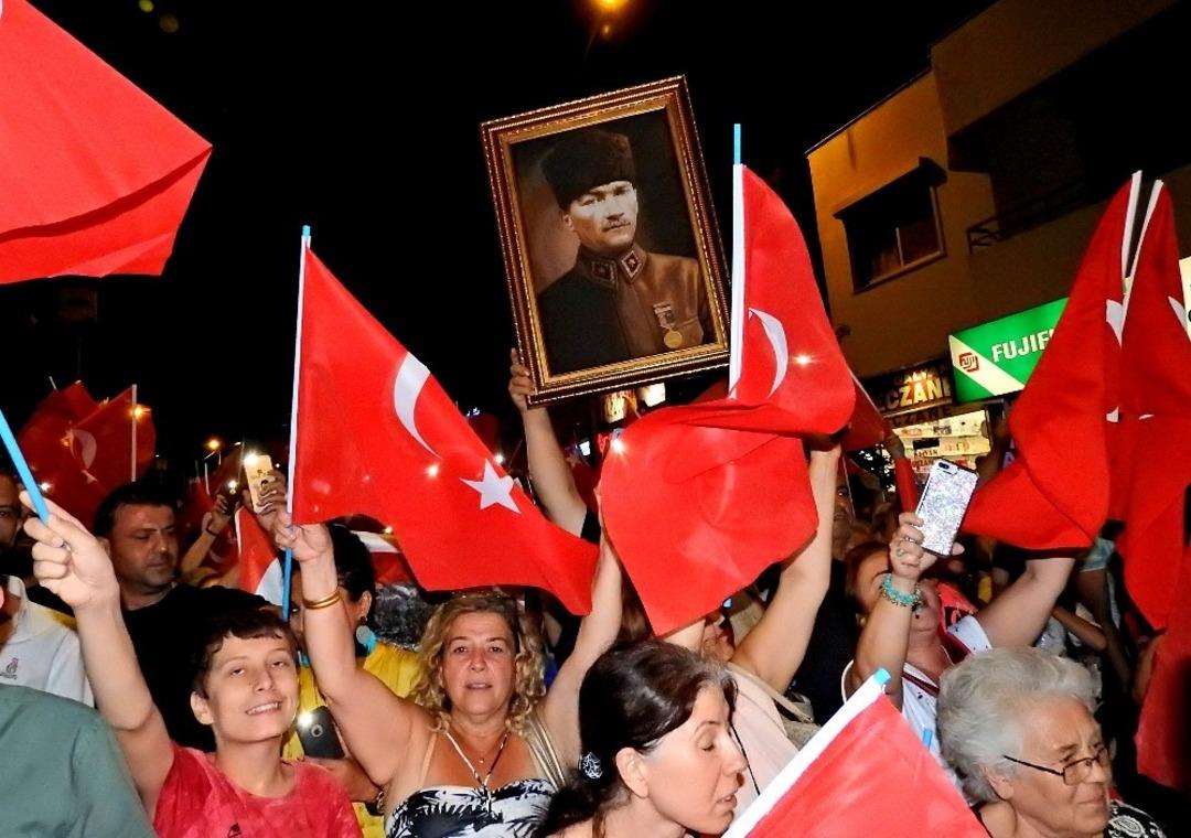 &Ccedil;eşme&rsquo;de Fener Alayında Meşaleler Yerine Cep Telefonu Işıkları Yandı