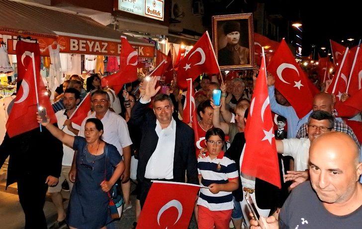 Çeşme’de Fener Alayında Meşaleler Yerine Cep Telefonu Işıkları Yandı G2