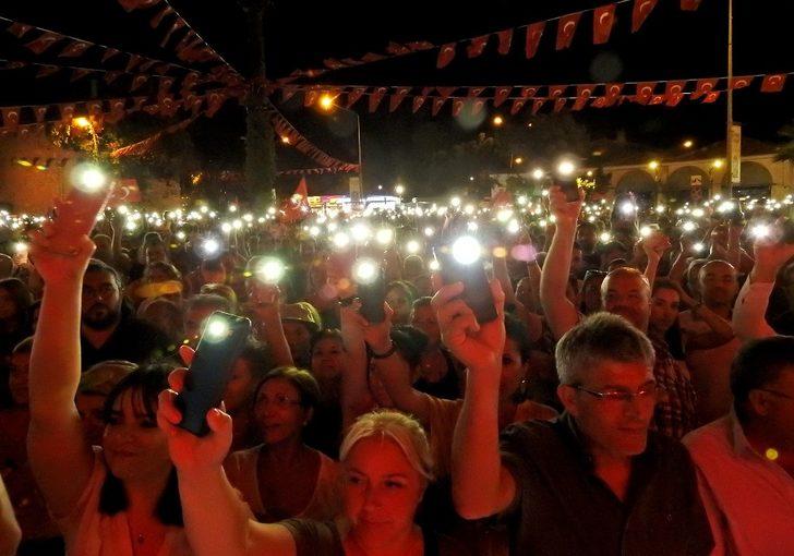 Çeşme’de Fener Alayında Meşaleler Yerine Cep Telefonu Işıkları Yandı G4