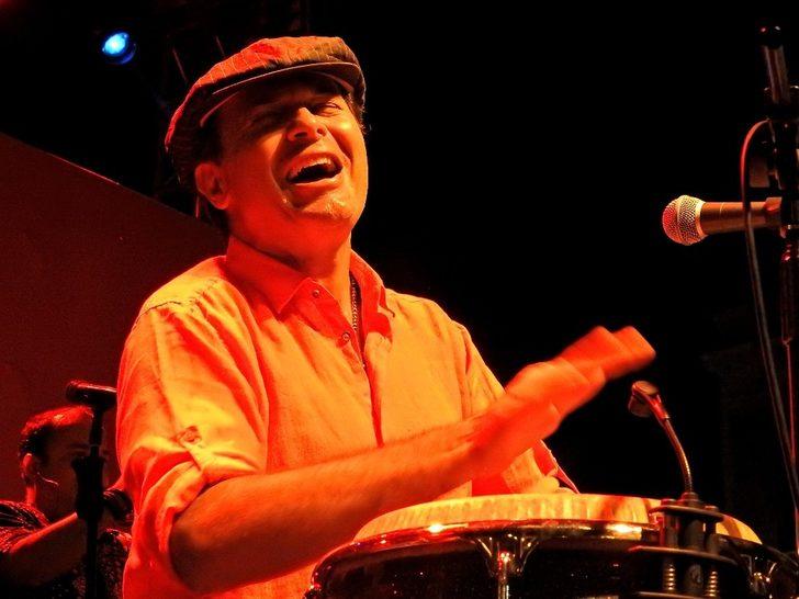 Çeşme’de Fener Alayında Meşaleler Yerine Cep Telefonu Işıkları Yandı G5