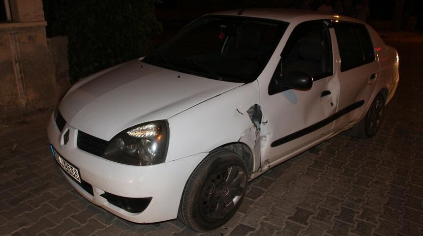 Otomobille elektrikli bisiklet kafa kafaya çarpıştı: 2 yaralı