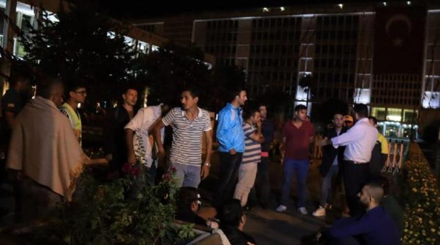 İBB'de işten çıkarılanların gece eylemi! 'İnsanlar bayram kutlarken biz ağlayarak...