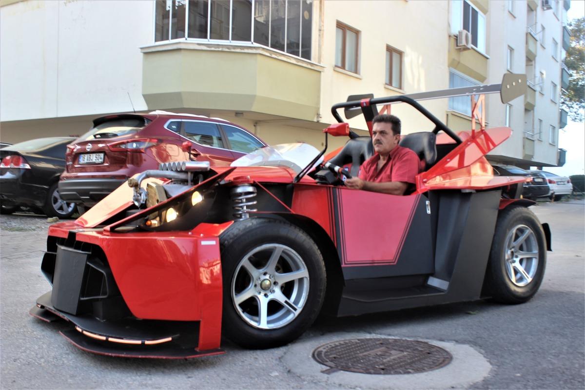 Emekli maaşıyla gece g&uuml;nd&uuml;z &ccedil;alışarak kendine otomobil yaptı