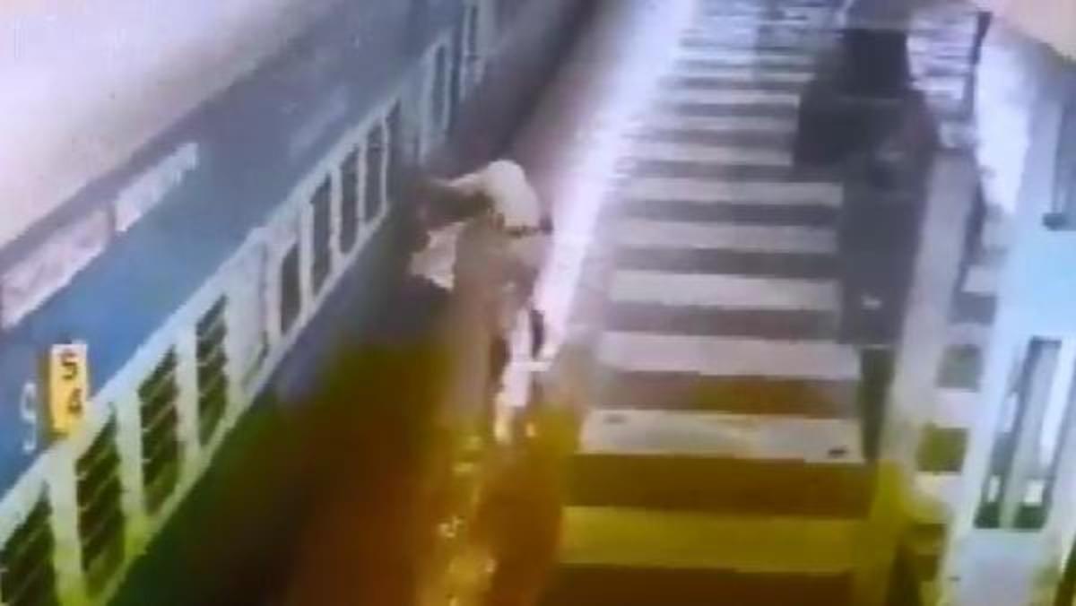 Korku dolu anlar! Ayağı tren ile platform arasına sıkıştı