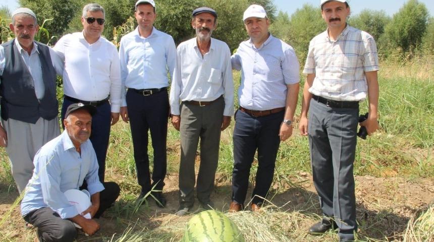 Sur Kaymakamı Abdullah Çiftçi, karpuz tarlasını ziyaret etti