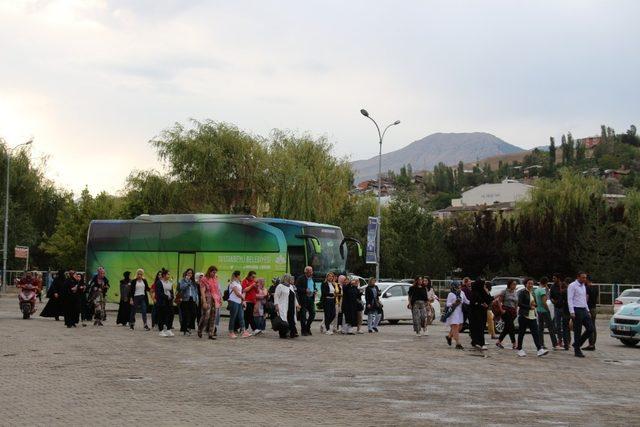 Erzurum İstanbul Dernekler Federasyonu Kadın Kolları köy çocuklarını sevindirdiler