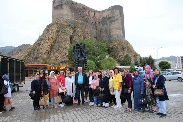 Erzurum İstanbul Dernekler Federasyonu Kadın Kolları köy çocuklarını sevindirdiler