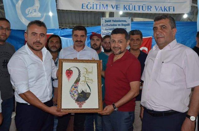 Erbaş, Ülkü Ocakları’nın panayır alanındaki standını ziyaret etti