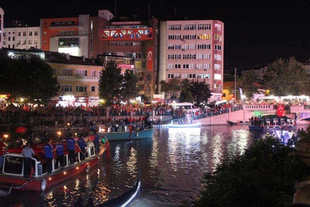 Porsuk &Ccedil;ayı&rsquo;nda teknelerle Fener Alayı ge&ccedil;idi