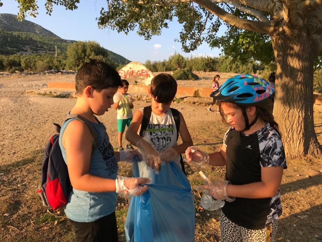 Doğada pedal &ccedil;evirip, &ccedil;&ouml;pleri temizlediler