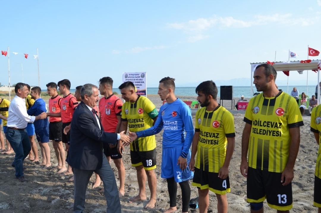 Adilcevaz&rsquo;da plaj futbolu heyecanı başladı