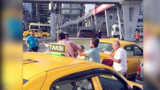 Taksiciye meslektaşlarından 'indi bindi ücreti' dayağı! 