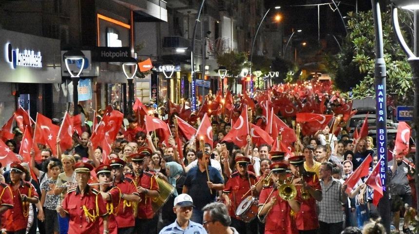 Akhisar&rsquo;da &rsquo;Zafer&rsquo; gecesi fener alayı ile aydınlandı