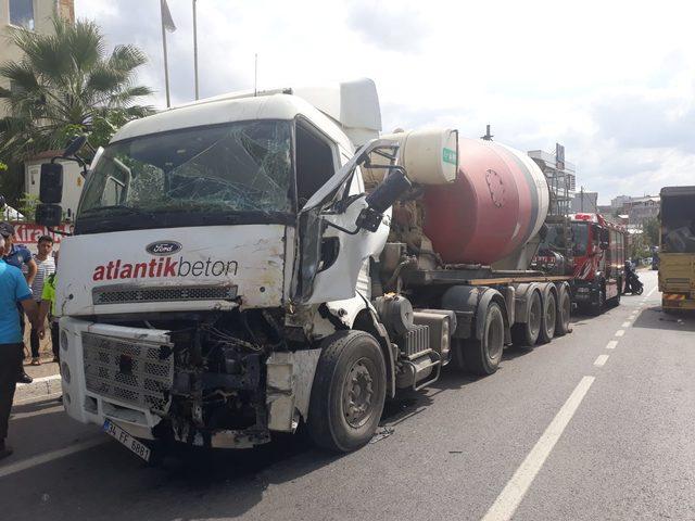 Sultanbeyli de beton mikseri ve kamyon &ccedil;arpıştı : 2 yaralı 2