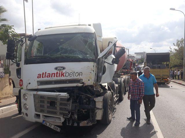 Sultanbeyli de beton mikseri ve kamyon &ccedil;arpıştı : 2 yaralı 3