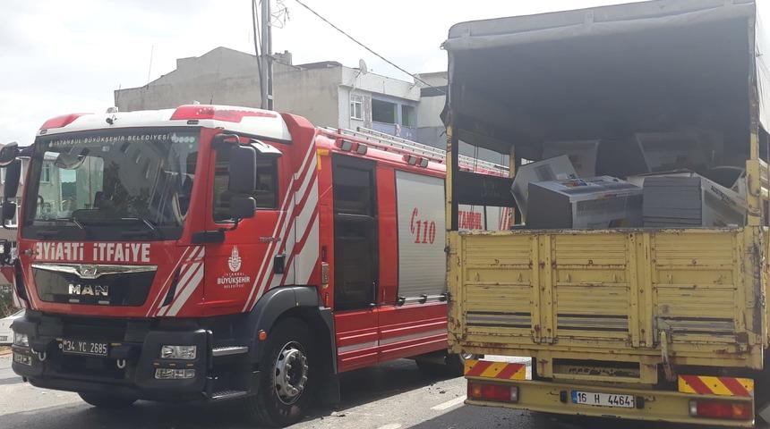 Sultanbeyli'de beton mikseri ve kamyon &ccedil;arpıştı : 2 yaralı