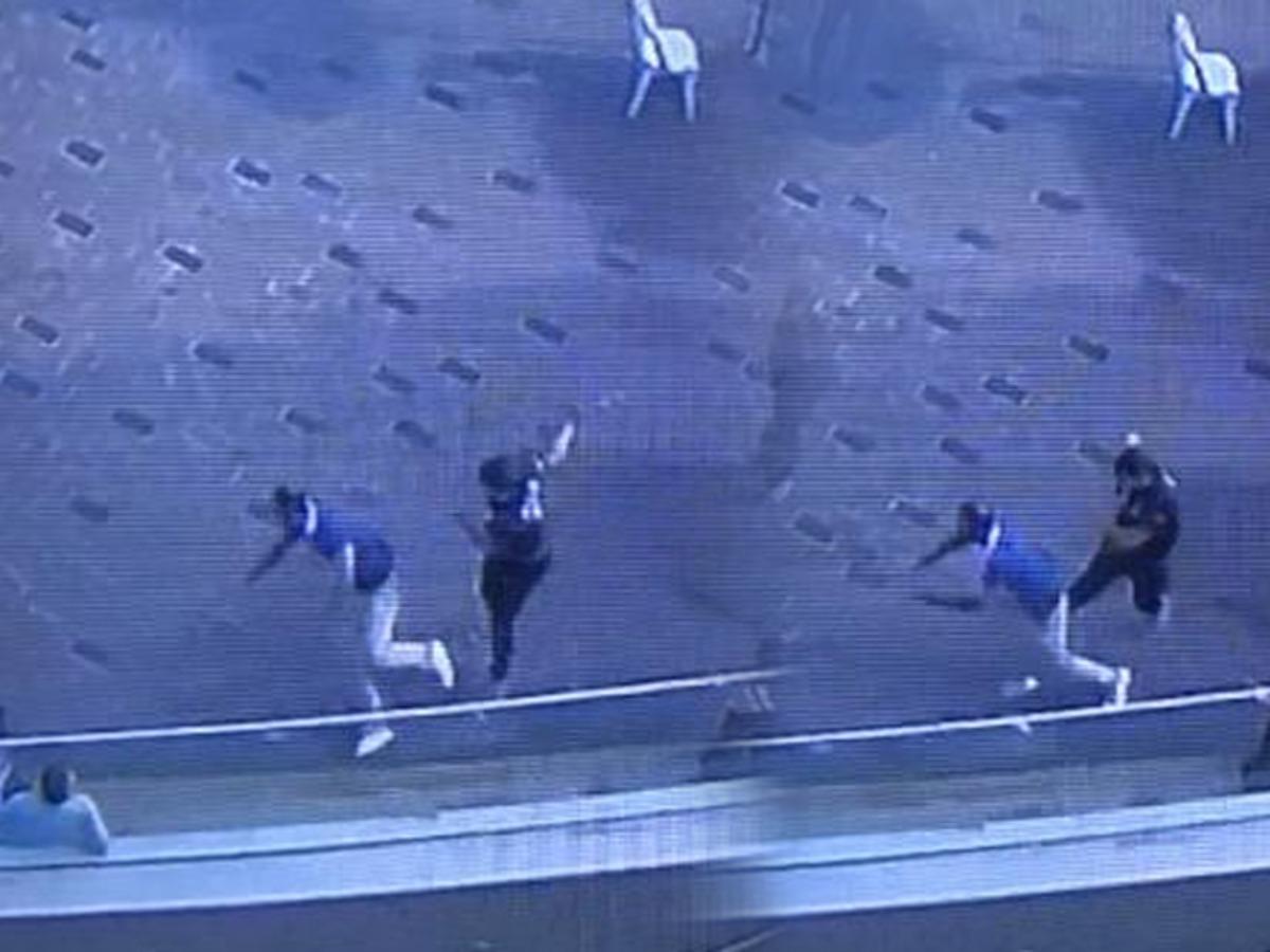 Taksim'de dolandırıcıya polis &ccedil;elmesi