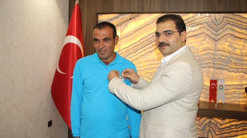 Şanlıurfa’da ayın temizlik personeline anlamlı ödül
