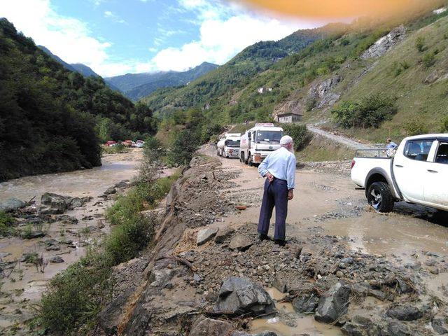 Araklı'da sağanak heyelan ve taşkına yol açtı; yol kapandı