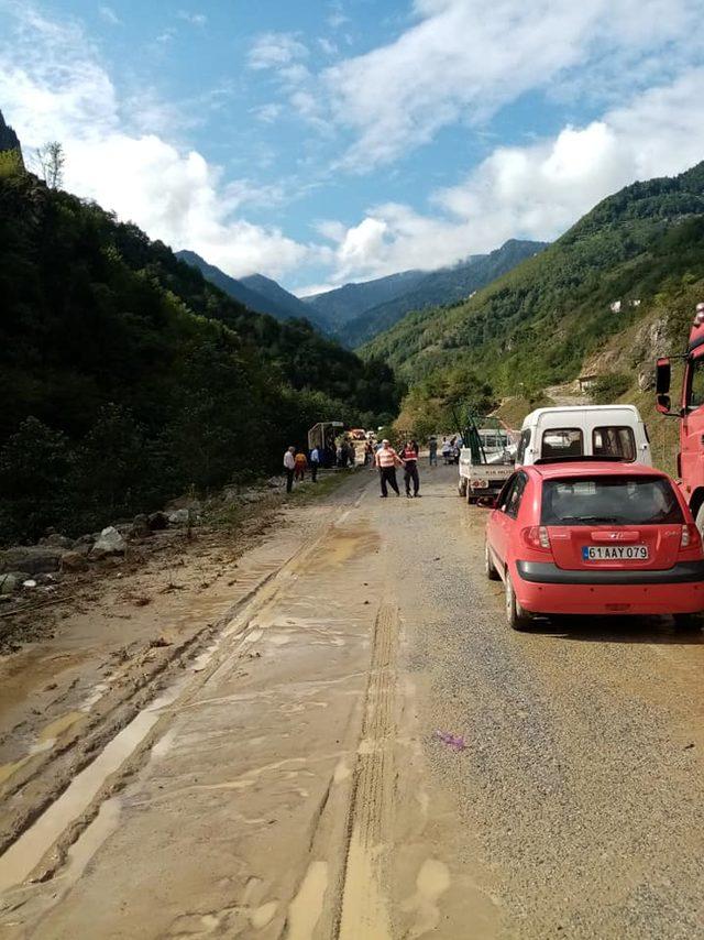 Araklı'da sağanak heyelan ve taşkına yol açtı; yol kapandı