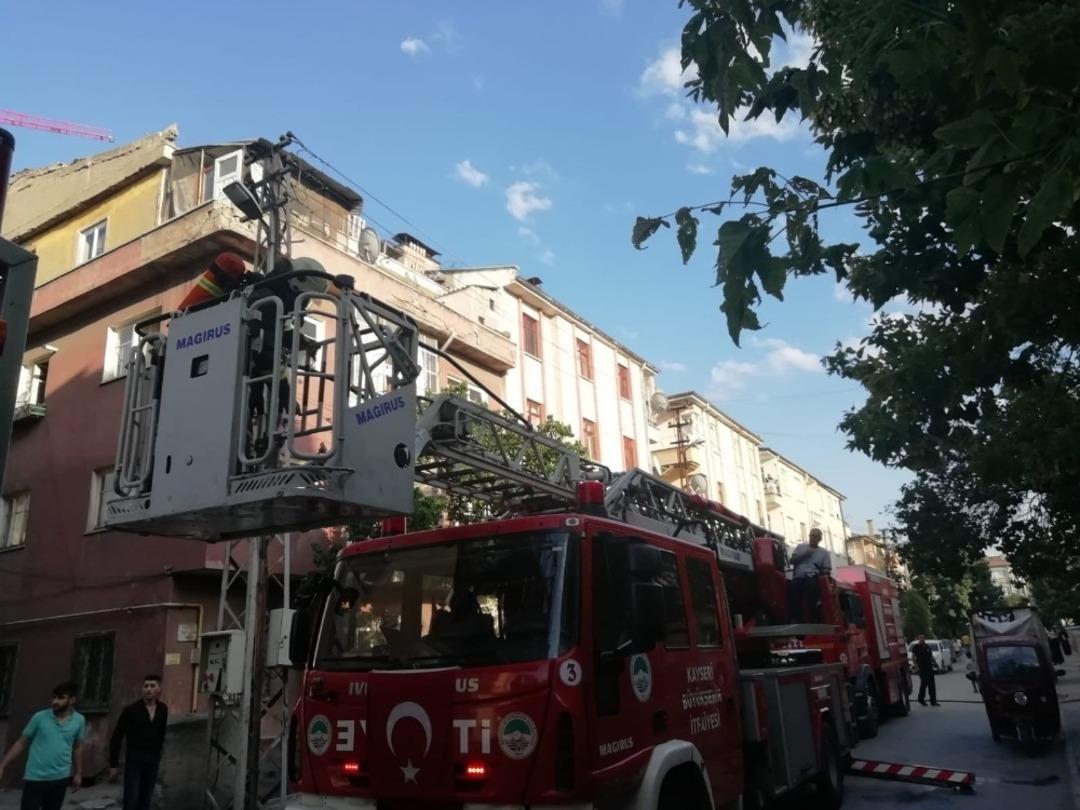 &Ccedil;atı katında &ccedil;ıkan yangını itfaiye ekipleri s&ouml;nd&uuml;rd&uuml;