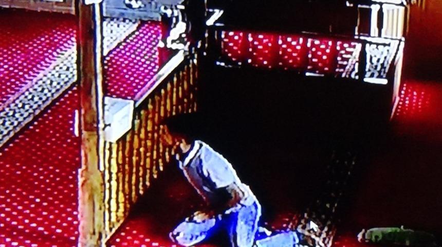 Camilerdeki bağış kutularına dadanan hırsız kameraya yakalandı