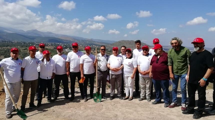 Gazeteciler ağa&ccedil; dikti