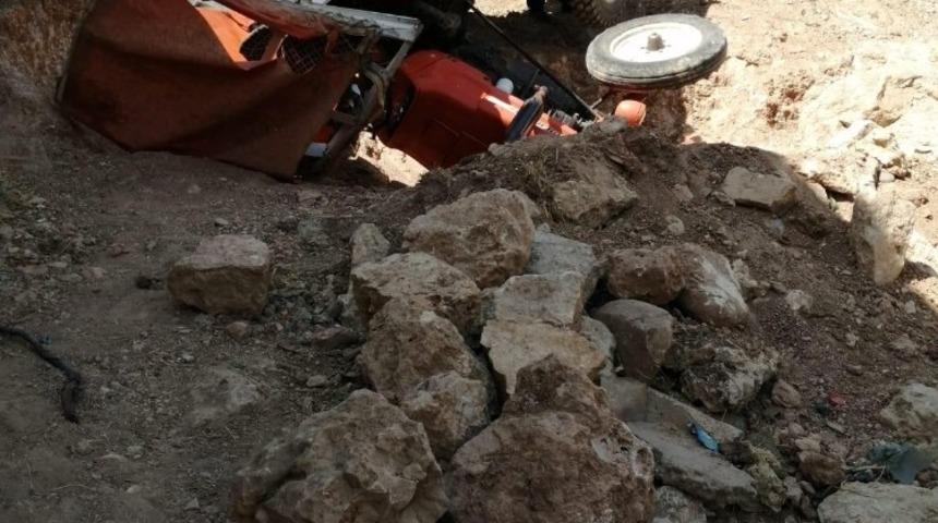 Gerc&uuml;ş&rsquo;te freni boşalan trakt&ouml;r şarampole yuvarlandı