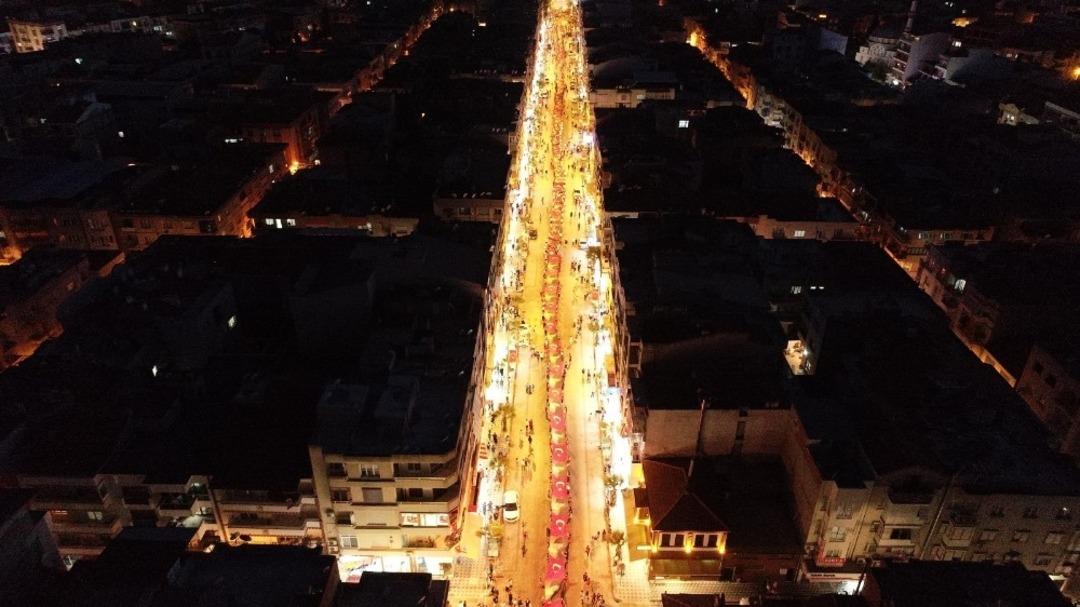 Turgutlu&rsquo;da 970 metrelik &rsquo;Atat&uuml;rk ve T&uuml;rk Bayrağı&rsquo; korteji