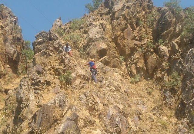 Kayalıklarda mahsur kalan şahıs, ekipler tarafından kurtarıldı