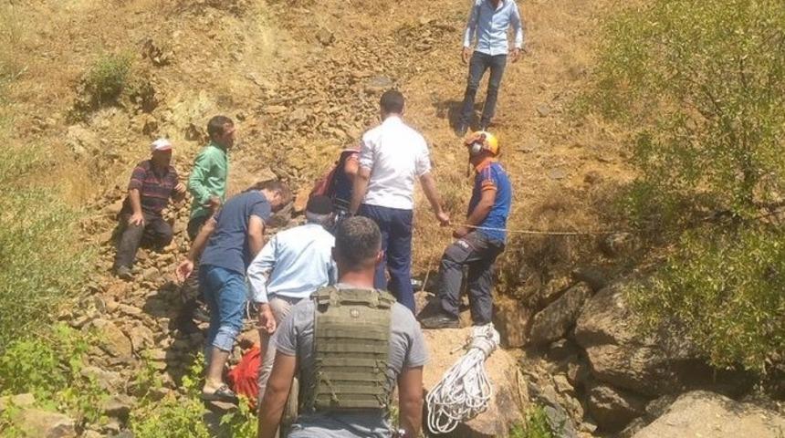 Kayalıklarda mahsur kalan şahıs, ekipler tarafından kurtarıldı