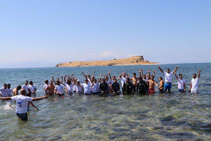 Van Gölü'ndeki Çarpanak Adası'na antik yoldan su altı yürüyüşü G2