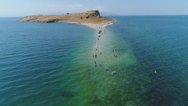 Çarpanak Adası’na antik yoldan su altı yürüyüşü