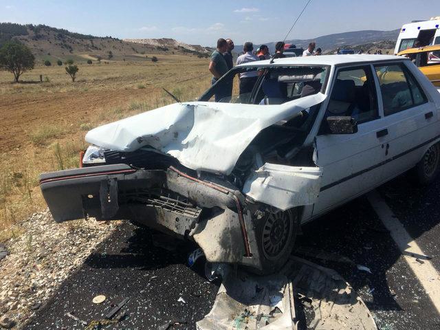Burdur'da 3 otomobil çarpıştı: 1 ölü, 9 yaralı