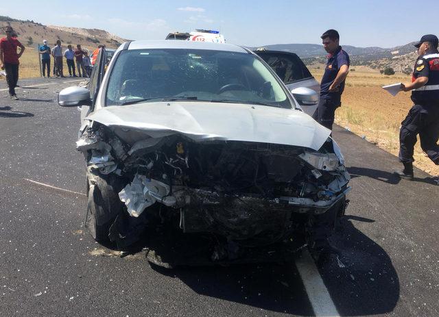 Burdur'da 3 otomobil çarpıştı: 1 ölü, 9 yaralı