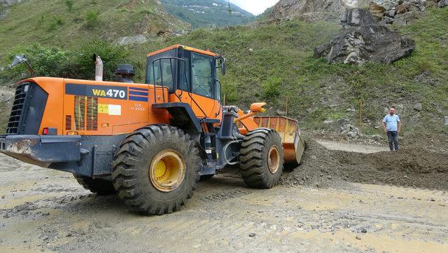 Araklı'da sağanak heyelan ve taşkına yol açtı; yol kapandı (2)