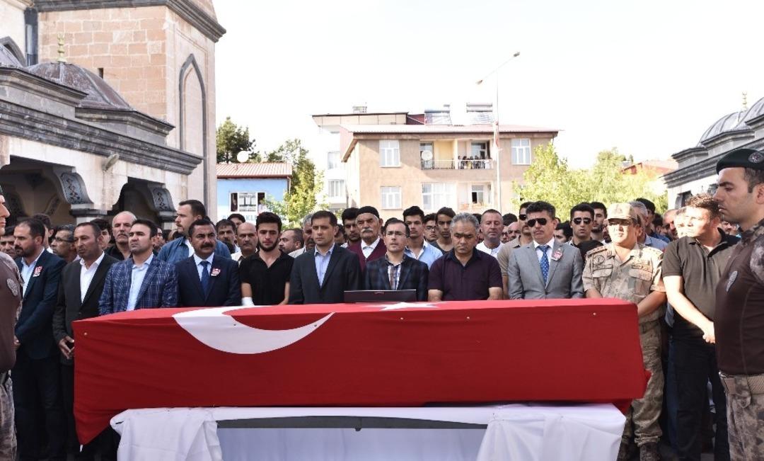 Kazada hayatını kaybeden &ouml;zel hareket polisi son yolculuğuna uğurlandı