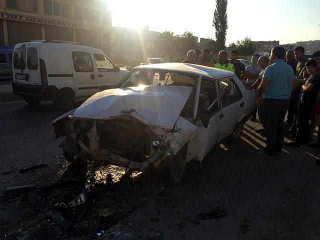 Gaziantep'te iki otomobil çarpıştı: 4 yaralı