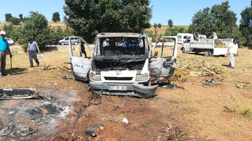 Selendi’de kuru tütün yüklü kamyonet yandı