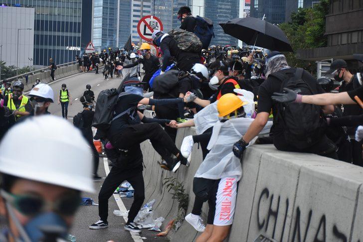 Hong Kong polisinden göstericilere müdahale G1