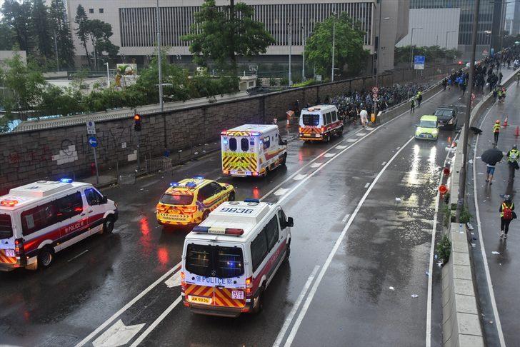Hong Kong polisinden göstericilere müdahale G3