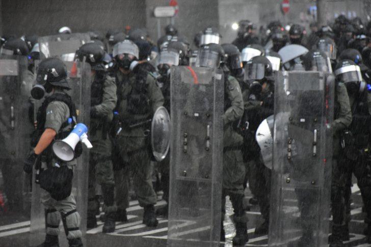 Hong Kong polisinden göstericilere müdahale G5