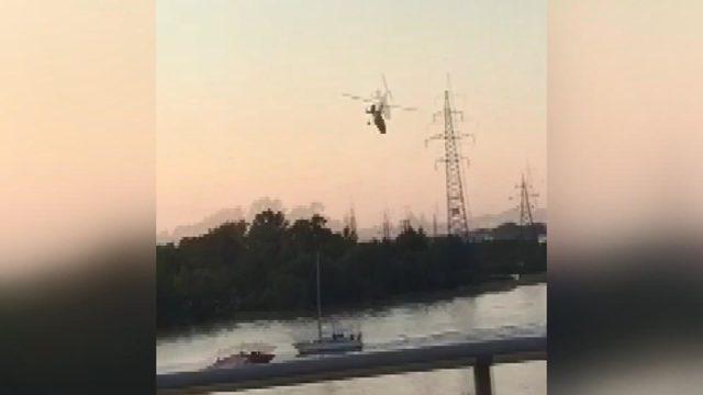 Rusya’da elektrik hattına takılan helikopter nehre düştü