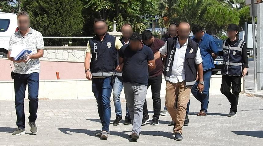 &Ccedil;eşme polisi dolandırıcı zanlılarını su&ccedil;&uuml;st&uuml; yakaladı