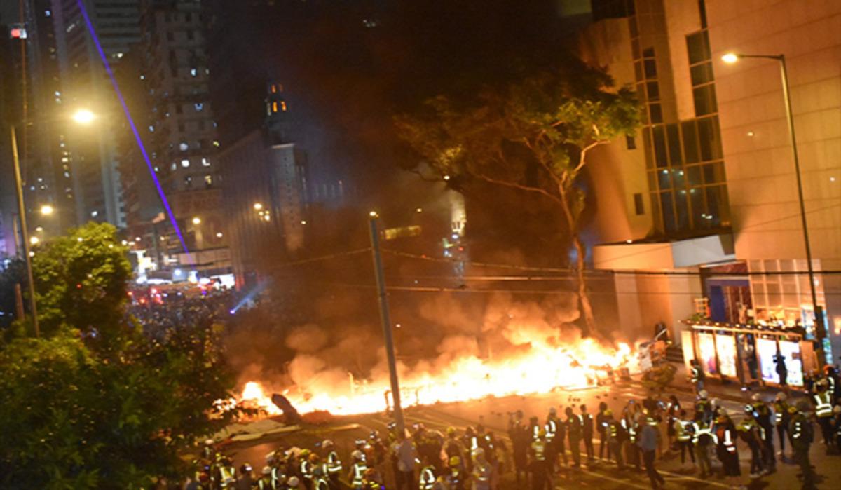 Hong Kong polisinden g&ouml;stericilere m&uuml;dahale