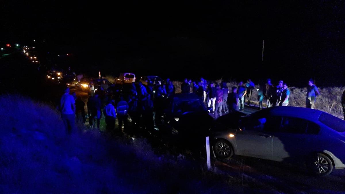 İki ara&ccedil; kafa kafaya &ccedil;arpıştı! Yaralılara ilk m&uuml;dahaleyi muhabir ve eşi yaptı!